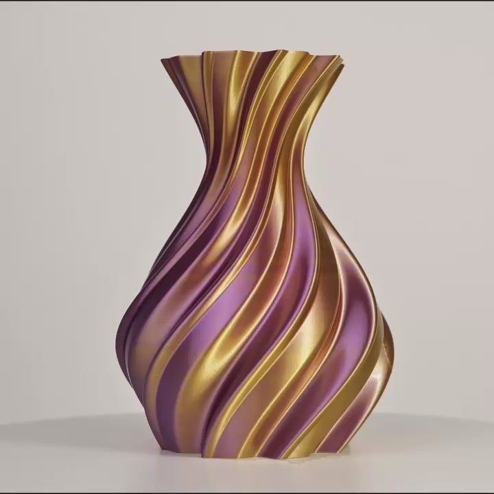 Vase imprimé en 3D torsadé, violet et doré, centré sur fond clair