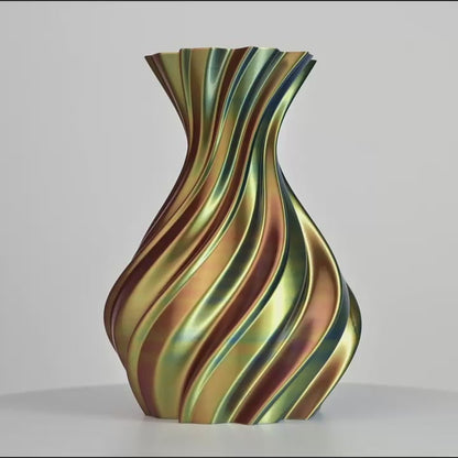 Vase 3D à surface ondulée, rayures soyeuses rouge, jaune et bleu, sur fond gris